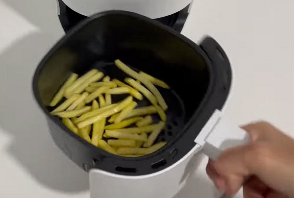 Patatine fritte surgelate nella friggitrice ad aria